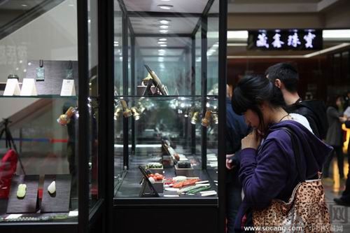 三百件玉雕精品无底价拍卖预展开展，吸引众藏家爱好者到场