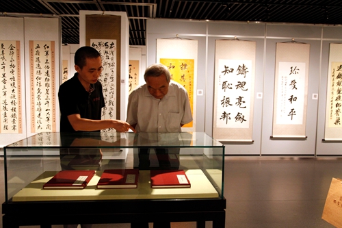 铭记历史•拥抱未来--纪念抗战胜利70周年书画展在人大博物馆开展