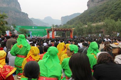 首届中国林州国际友好和平艺术节在太行大峡谷隆重开幕